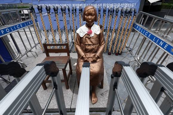 소녀상 오늘도 그 자리에 - 1998년 당시 김대중 대통령과 오부치 게이조 일본 총리가 한국과 일본이 불행한 과거사를 넘어 미래지향적 관계로 나아가자고 합의한 ‘김대중·오부치 공동선언’ 발표 25주년을 맞은 8일 서울 종로구 주한 일본대사관 앞 위안부소녀상 주변에 철제 울타리가 둘러쳐져 있다. 뉴스1