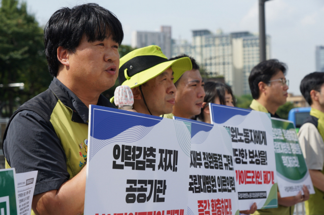 공공운수노조 의료연대본부 및 보건의료노조 산하 13개 국립대병원 노동조합이 모여있는 국립대병원 공동투쟁 연대체는 지난달 서울 용산 대통령 집무실 앞에서 국립대병원 인력정원 확대를 촉구하는 기자회견을 열었다. 제공=보건의료노조