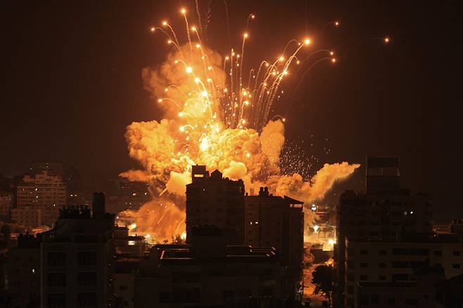 8일(현지 시각) 이스라엘의 보복 폭격으로 연기가 치솟는 팔레스타인 가자지구 ⓒ AFP=연합뉴스