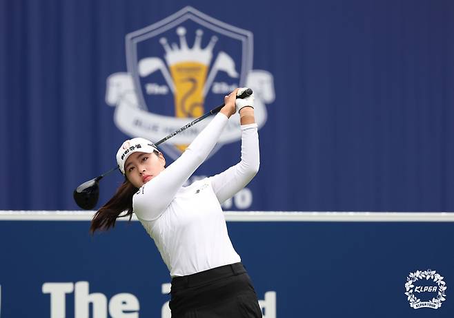 성유진이 미국 LPGA 투어 Q시리즈에 진출하기 위해 예선 단계인 퀄리파잉 토너먼트 스테이지2에 출전한다. 지난 8일 끝난 KLPGA 투어 하이트진로 챔피언십 최종라운드에서 첫 티샷을 날리고 있다. |KLPGA 제공