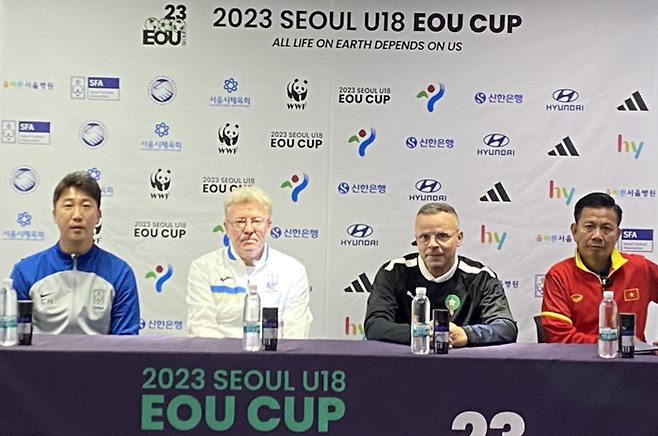 2023 서울 EOU컵 U-18 국제청소년 축구대회(서울 EOU컵) 참가국 감독들이 9일 목동경기장에서 대회에 임하는 포부를 밝히고 있다. 한국스포츠에이전트협회