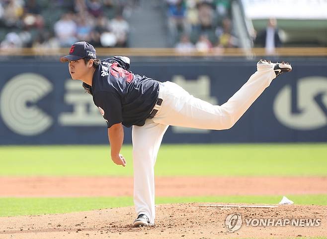 롯데 선발 심재민 (서울=연합뉴스) 김성민 기자 = 9일 오후 서울 잠실야구장에서 열린 2023 프로야구 롯데 자이언츠와 LG 트윈스의 경기. 1회말 롯데 선발투수 심재민이 역투하고 있다. 2023.10.9 ksm7976@yna.co.kr