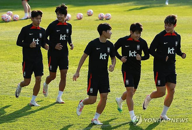 한국 대표팀의 미래 (파주=연합뉴스) 한종찬 기자 = 9일 오후 파주NFC(축구대표팀 트레이닝센터)에서 열린 한국 축구대표팀 소집훈련에서 정우영, 설영우, 홍현석, 이강인, 오현규가 가볍게 뛰며 몸을 풀고 있다. 국제축구연맹(FIFA) 랭킹 26위인 축구대표팀은 13일 오후 8시 서울월드컵경기장에서 튀니지(29위), 17일 오후 8시 수원월드컵경기장에서 베트남(95위)과 잇달아 맞붙는다. 2023.10.9 saba@yna.co.kr