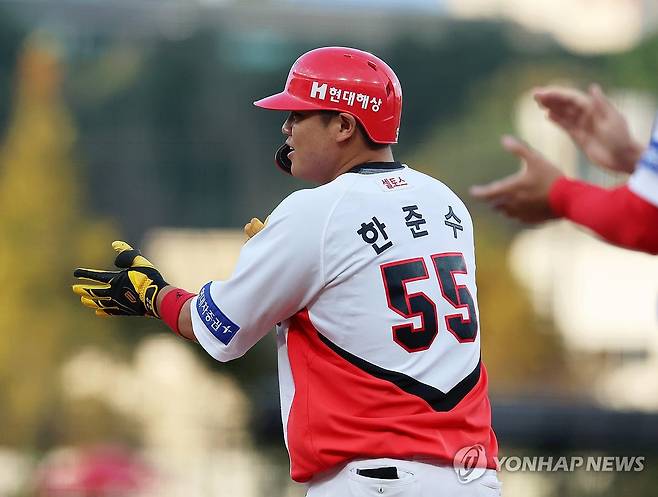 8회말에 역전 적시타 친 한준수 (광주=연합뉴스) 조남수 기자 = 9일 광주기아챔피언스필드에서 열린 프로야구 삼성 라이온즈와 KIA 타이거즈의 경기. KIA 8회말 2사 1, 3루에서 한준수가 역전 1타점 적시타를 치고 1루에 진루한 뒤 손뼉을 치며 기뻐하고 있다. 2023.10.9 iso64@yna.co.kr