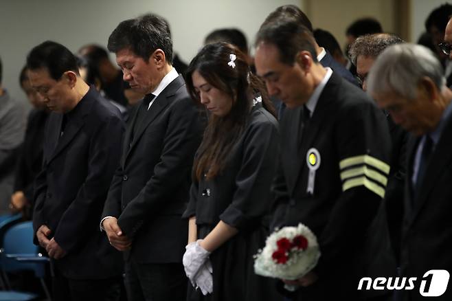 정몽규 대한축구협회장이 10일 오전 서울 종로구 축구회관에서 대한축구협회장으로 열린 故 박종환 전 축구 국가대표팀 감독의 영결식에서 고인의 유가족을 비롯한 참석자들과 함께 묵념하고 있다. 1983년 멕시코 세계 청소년(U20) 축구대회에서 4강 신화를 쓴 전 국가대표팀 감독 박종환 원로는 지난 7일 향년 85세로 별세했다. 2023.10.10/뉴스1 ⓒ News1 이승배 기자