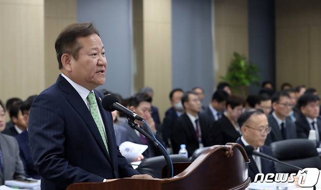 이상민 행정안전부 장관이 10일 정부세종청사에서 열린 국회 행정안전위원회의 행정안전부, 인사혁신처 등의 국정감사에서 업무보고를 하고 있다.2023.10.10/뉴스1 ⓒ News1 김기남 기자