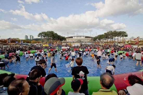 '마포나루 새우젓 축제'는 서울 마포구의 대표 축제다. 올해는 안전관리 대책이 더욱 강화됐다. 사진은 새우젓 잡기 체험행사 모습.(사진제공=마포구청)