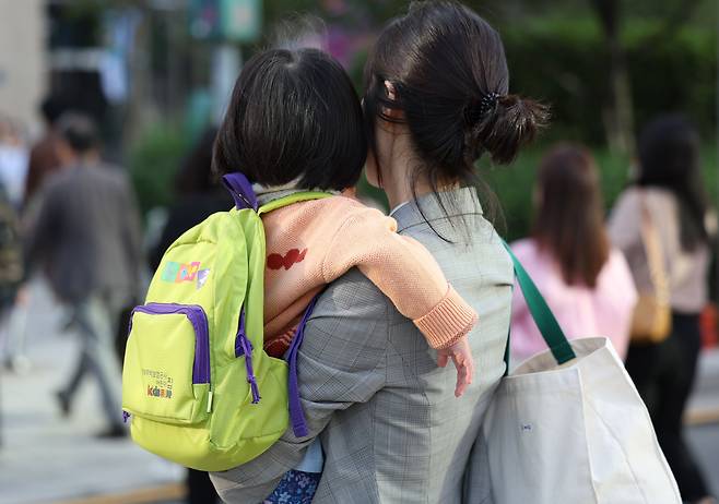 4일 오전 서울 광화문 세종대로 일대에서 아이가 엄마 품에 안겨 등원하고 있다. (기사 내용과는 무관)/뉴스1