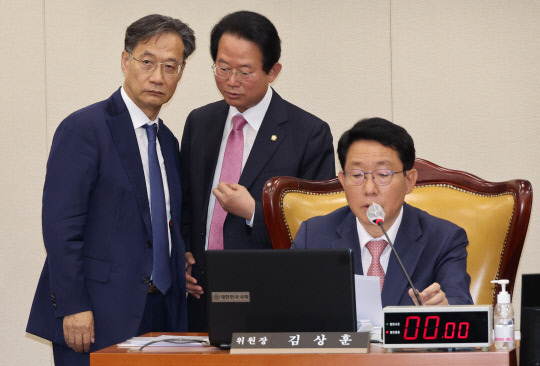 10일 국회 기획재정위원회 국정감사에서 여야 간사인 류성걸, 유동수 의원이 대화하고 있다. 사진=연합뉴스