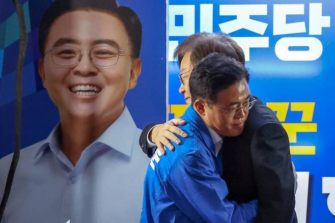 퇴원한 이재명 더불어민주당 대표가 9일 오후 서울 강서구 발산역 인근 공원에서 열린 진교훈 강서구청장 후보 지원유세 도중 진 후보를 포옹하고 있다. ⓒ뉴시스