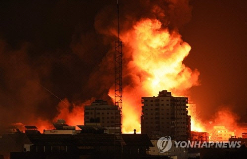 9일(현지시간) 이스라엘의 공습으로 팔레스타인 가자지구에서 불길이 치솟고 있다. 사진 연합뉴스