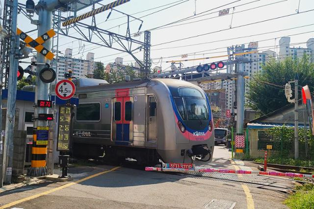 서울도보해설관광 용산 코스의 백빈 건널목과 철도관사 골목. 서울관광재단 제공