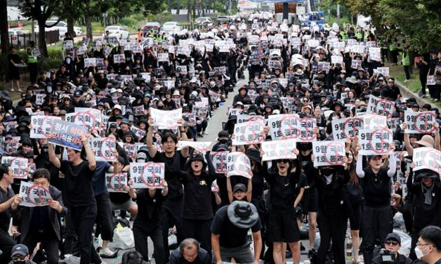 전국 교사들이 지난달 16일 오후 서울 여의도 국회의사당 앞에서 열린 9·16 공교육 회복을 위한 국회 입법 촉구 집회에서 국회를 향해 교권 회복을 촉구하는 파도타기를 하고 있다. 뉴스1