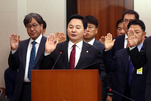 원희룡 국토교통부 장관을 비롯한 참석자들이 10일 오전 서울 여의도 국회에서 열린 국토교통위원회 국정감사에서 선서를 하고 있다.  [사진=뉴시스]