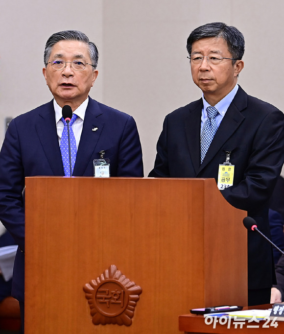 이한준 한국토지주택공사 사장과 임병용 GS건설 대표이사가 10일 오후 서울 여의도 국회에서 열린 국토교통위원회 국정감사에서 의원들의 질의에 답하고 있다. [사진=곽영래 기자]