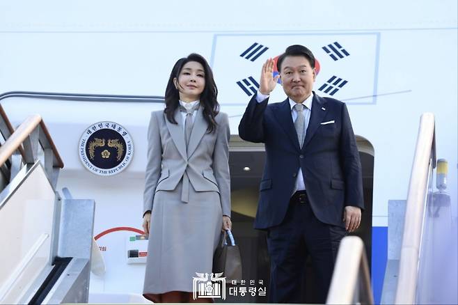 지난달 18일 윤석열 대통령 부부가 제78차 세계연합(UN, 유엔) 총회 참석차 미국을 방문하기 위해 서울공항에서 출국하는 모습.(사진, 대통령실)