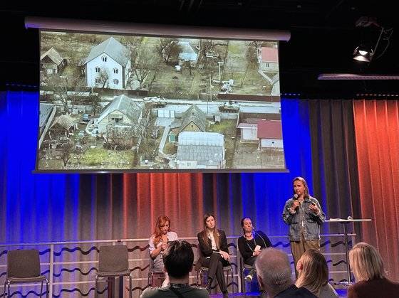 플로리악 NYT 기자의 발표. 맨 왼쪽은 발레리아 레고시나 자유유럽라디오방송 기자, 그 오른쪽은 애나 미로닉 키이우 인디펜던트 기자. 예테보리=최선욱 기자