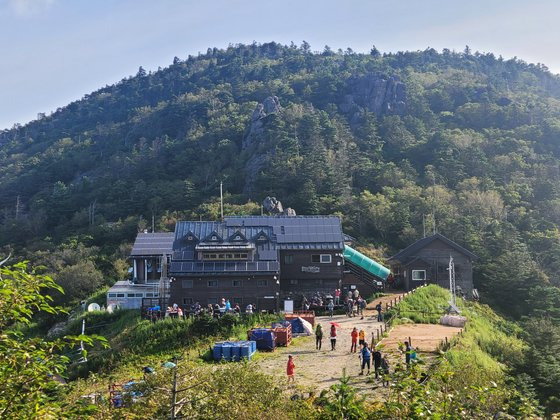 천왕봉의 베이스캠프 격인 장터목대피소는 항상 사람들로 북적인다. 백무동 하산인 경우는 배낭을 여기에 내려놓고 정상을 찍고 온다.