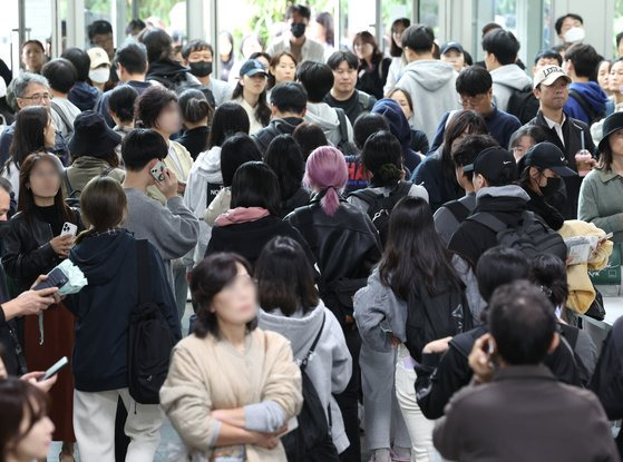 지난 8일 오후 서울 마포구 홍익대학교에서 열린 2024학년도 수시 모집 논술 고사를 본 학생들이 나오고 있다. 연합뉴스