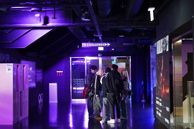 Esports fans tour HiKR Ground in Jung-gu, Seoul, Tuesday. (Lee Si-jin/The Korea Herald)