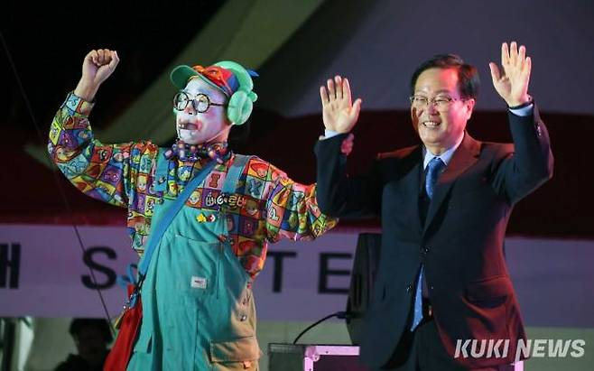 유희태 완주군수가 폐막식에서 축제장을 찾아 준 방문객들에게 손을 흔들며 감사의 인사를 전하고 있다.