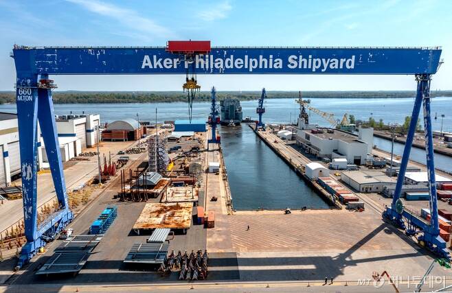 필리조선소(Philly Shipyard) 드라이도크와 골리안크레인 /사진=필리조선소 홈페이지