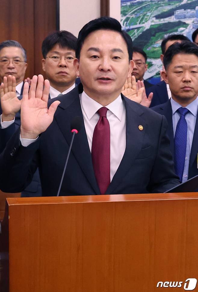 원희룡 국토교통부 장관이 10일 서울 여의도 국회에서 열린 국토교통위원회 국정감사에서 선서를 하고 있다. /사진=뉴스1