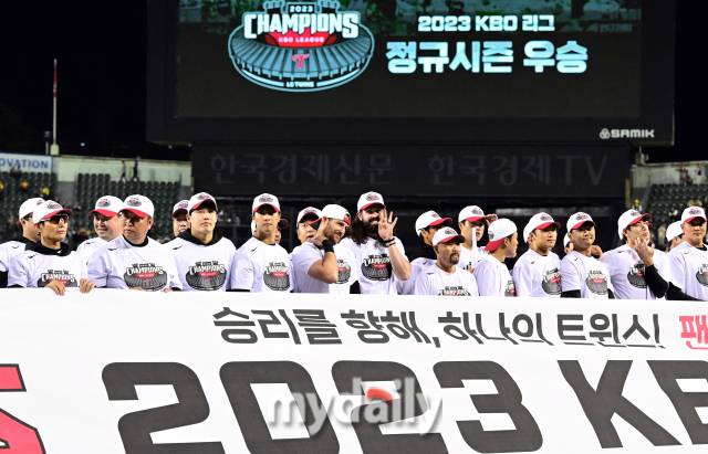 홈 팬들 앞에서 정류시즌 우승 세리머니를 하며 기뻐하는 오스틴 / 잠실 = 유진형 기자 zolong@mydaily.co.kr