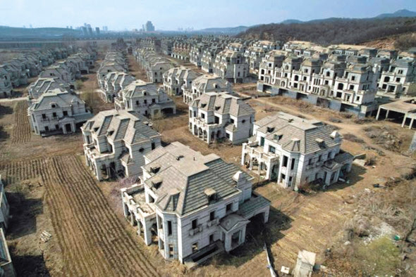지난 3월 중국 랴오닝성 선양시 외곽에 공사가 중단된 채 방치된 주택 단지의 모습 [AFP]