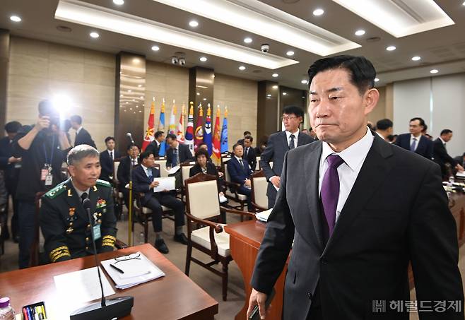 신원식 국방부 장관이 10일 오전 서울 용산구 국방부에서 열린 국회 국방위원회 국정감사장을 떠나고 있다.이날 야당인 더불어민주당 의원들이 신원식 국방부 장관 임명 철회를 주장하는 피켓을 좌석마다 붙인데 대해 국민의힘이 국감장 출입을 거부해 회의는 시작조차 되지 못했다. 국회사진기자단