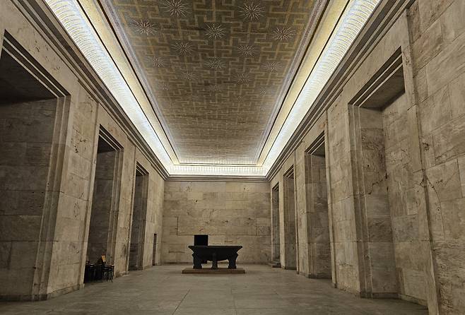 지난달 19일 독일 바이에른주 뉘른베르크에 위치한 채플린 광장 내부. 나치가 만든 이 광장 내부는 높이 20m, 길이 370m의 웅장한 크기와 화려함을 자랑한다. 뉘른베르크=김빛나 기자