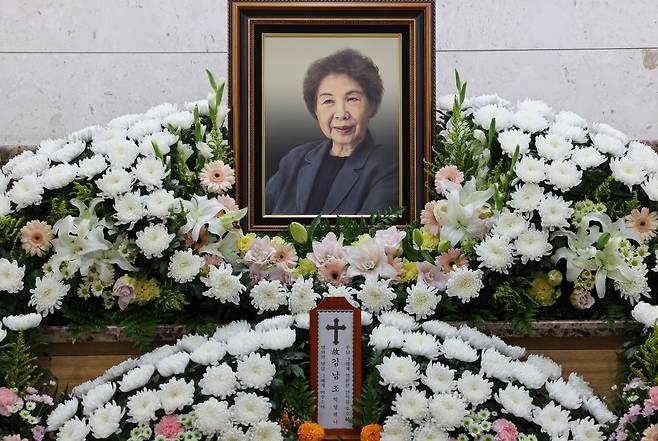 10일 송파구 서울아산병원 장례식장에 고 김남조 시인 빈소가 마련돼 있다. 기독교적 사랑의 세계와 윤리 의식을 담은 시로 '사랑의 시인'이라 불린 고인은 이날 오전 숙환으로 타계했다. [연합]