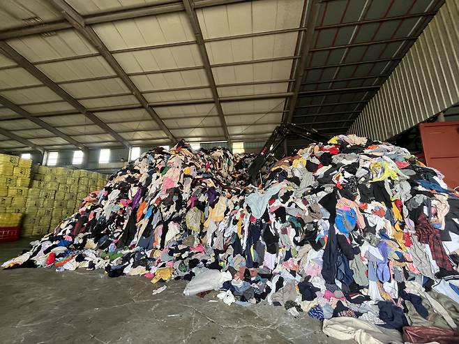 한 창고에 의류쓰레기가 쌓여 있다. [헤럴드DB]