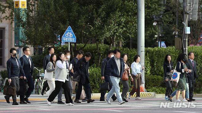 [서울=뉴시스] 서울 종로구 세종대로 사거리에서 외투를 입은 시민들이 발걸음을 재촉하고 있다. (사진=뉴시스 DB). photo@newsis.com