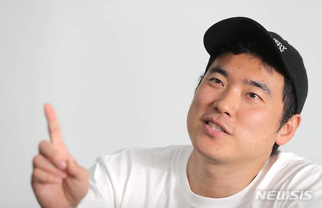 [서울=뉴시스] 김금보 기자 = 유튜버 코미꼬(김병선)가 지난달 15일 서울 마포구 메타코미디 사옥에서 뉴시스와 인터뷰 하고 있다. 2023.10.06. kgb@newsis.com