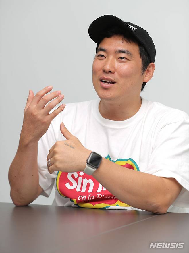 [서울=뉴시스] 김금보 기자 = 유튜버 코미꼬(김병선)가 지난달 15일 서울 마포구 메타코미디 사옥에서 뉴시스와 인터뷰 하고 있다. 2023.10.06. kgb@newsis.com