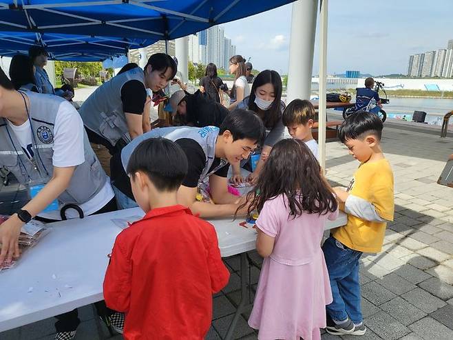 [인천=뉴시스] 인하대학교 학생사회봉사단인 인하랑 학생들이 지역사회 주민들을 대상으로 ‘희망 바람개비’ 캠페인을 펼치고 있다. (사진=인하대 제공) *재판매 및 DB 금지