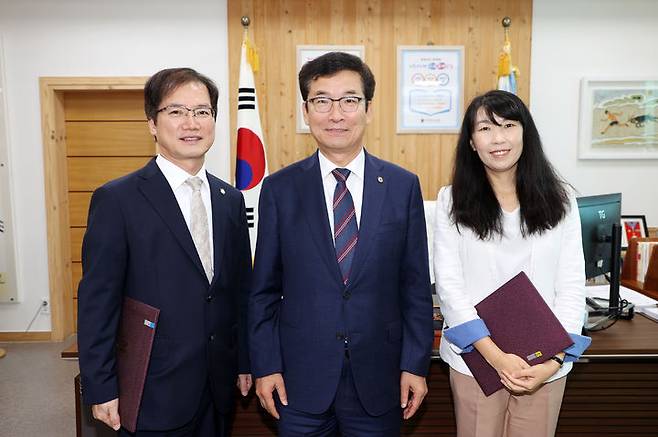 윤건영 충북교육감(가운데)이 10일 집무실에서 고문변호사로 위촉된 김원호(왼쪽)·박남현 변호사와 사진을 찍고 있다.2023.10.10.kipoi@newsis.com  *재판매 및 DB 금지