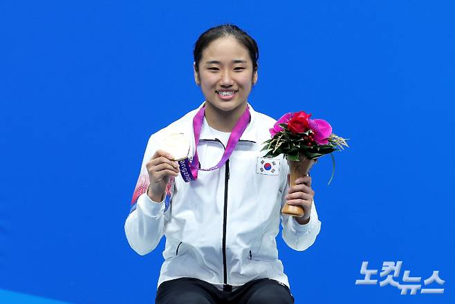7일 중국 항저우 빈장체육관에서 열린 2022 항저우 아시안게임 배드민턴 여자단식 결승에서 안세영이 중국의 천위페이에게 승리해 금메달을 목에 걸었다. 항저우=장진영 기자 항저우(중국)=황진환 기자