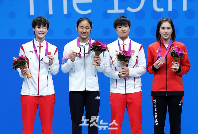 7일 중국 항저우 빈장체육관에서 열린 2022 항저우아시안게임 배드민턴 여자 단식 시상식에서 중국의 천위페이(왼쪽부터), 안세영, 허빙자오, 오호리 아야가 기념 촬영을 하고 있다. 항저우(중국)=황진환 기자