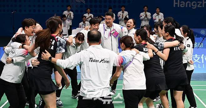 1일 중국 항저우 빈장체육관에서 열린 '2022 항저우아시안게임' 배드민턴 여자 단체전 결승에서 승리한 한국 선수들이 환호하고 있다. 항저우(중국)=황진환 기자