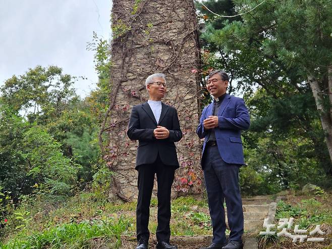 강화선교 130주년을 맞아 강화도에 복음의 씨앗을 뿌린 강화교산교회(박기현 목사)와 성공회 강화성당(이경래 신부)가 교회 일치를 위한 교환예배에 나섰다. 사진은 박기현 목사(왼쪽)와 이경래 신부(오른쪽)가 교환예배 후 이야기를 나누는 모습.