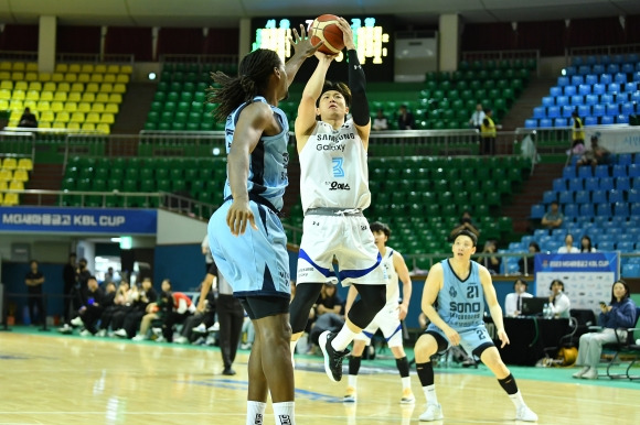 서울 삼성 이정현이 10일 전북 군산 월명체육관에서 열린 KBL 컵대회 조별리그 C조 소노와의 경기에서 슛하고 있다. KBL 제공