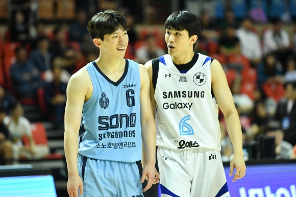 고양 소노 이정현이 10일 전북 군산 월명체육관에서 열린 KBL 컵대회 조별리그 서울 삼성과의 경기에서 김무성의 견제를 받고 있다. KBL 제공