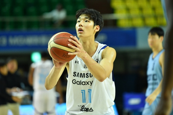 서울 삼성 이원석이 10일 전북 군산 월명체육관에서 열린 KBL 컵대회 조별리그 소노와의 경기에서 자유투를 던지고 있다. KBL 제공