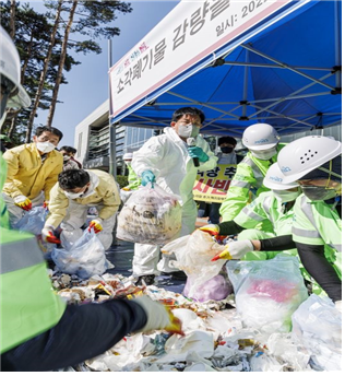 서울 마포구가 지난해 실시한 종량제 쓰레기 성상분석 현장. 서울 마포구 제공