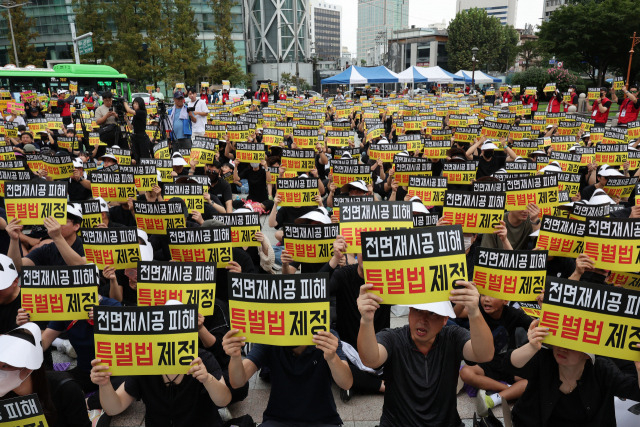 인천 검단 AA13 입주예정자들이 지난달 서울 보신각 앞에서 집회를 열고 전면재시공 피해 특별법 제정, 주거대책 마련 등을 촉구하며 구호를 외치고 있다. 연합뉴스