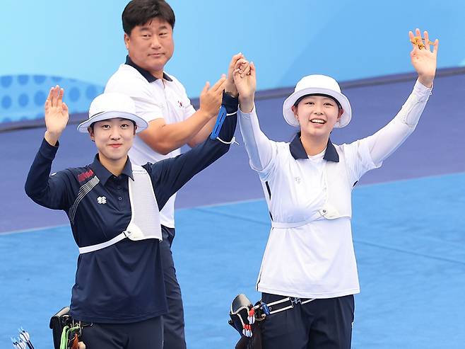 7일 중국 항저우 푸양 인후 스포츠센터에서 열린 2022 항저우 아시안게임 양궁 리커브 여자 개인전 결승에서 금메달을 획득한 임시현(오른쪽)과 은메달을 획득한 안산(왼쪽)이 관중에 인사를 하고 있다. 2023.10.7 연합뉴스