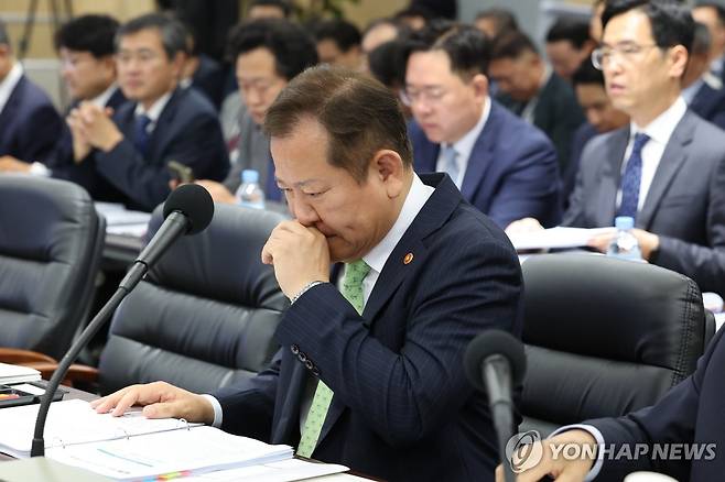 국정감사 참석한 이상민 행안부 장관 (세종=연합뉴스) 김주형 기자 = 이상민 행정안전부 장관이 10일 오전 세종시 정부세종청사에서 열린 국회 행정안전위원회의 행정안전부, 인사혁신처 등의 국정감사에 참석해 자리하고 있다. 2023.10.10 kjhpress@yna.co.kr