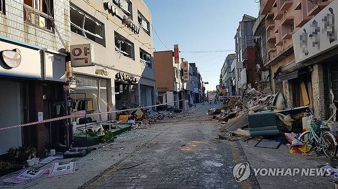 폭발 사고 잔해물만 가득한 서산 상가 거리 (서산=연합뉴스) 정윤덕 기자 = 폭발 사고가 일어난 충남 서산시 읍내동 한 상가건물에 10일 오전 사고 잔해물이 펼쳐져 있다. 앞서 이날 오전 4시 18분께 건물 폭발사고로 건물 안에 있던 60대 여성이 전신화상을 입고 병원으로 옮겨졌다. 인근에 있던 행인 2명도 통증을 호소해 병원에서 치료받고 있다. 2023.10.10 cobra@yna.co.kr